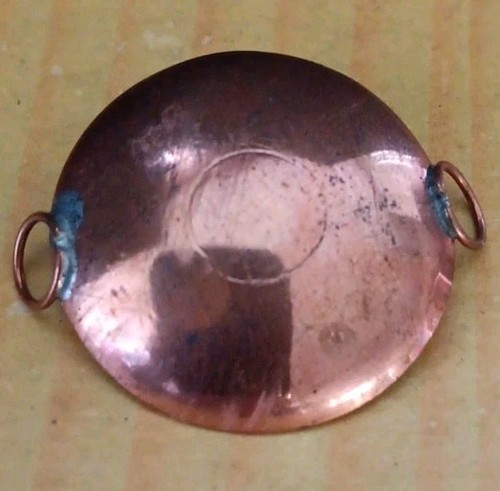 Maceta redonda de cobre vintage para casa de muñecas miniatura o caja de baño - Imagen 2 de 3