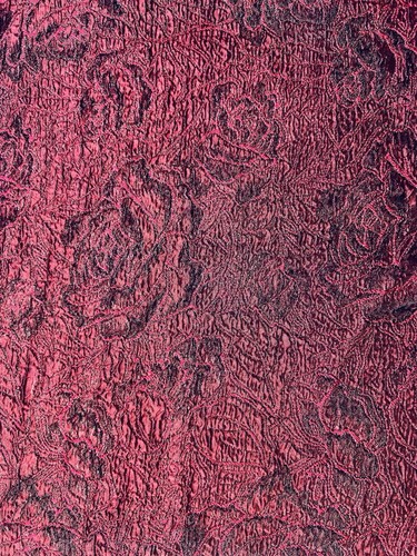 Rosas rojas en relieve tejidas Matelesse sedosas drapeadas mezcladas 45" de ancho x 2,75 yardas - Imagen 9 de 10