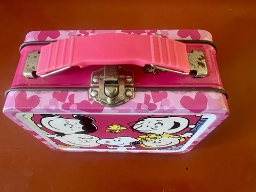 Mini lonchera de metal vintage Peanuts Snoopy & Friends Pink Hearts lata - Imagen 8 de 12