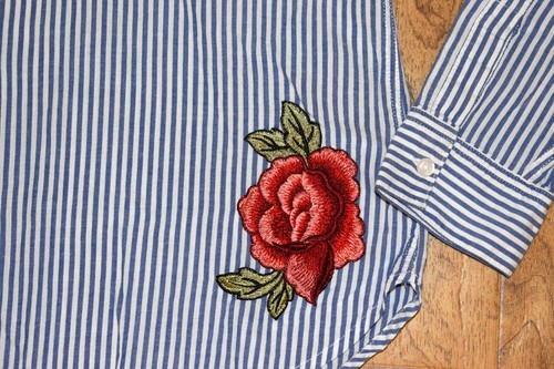 Camisa RAILS Frances Botón Frontal en Azul Blanco Banquero Rayas Rojo Floral Pequeña - Imagen 3 de 5