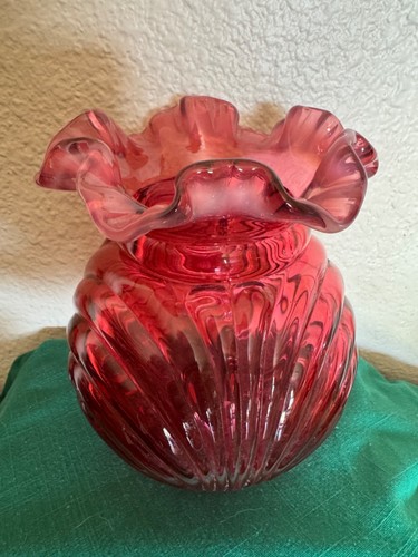 Fenton Kunstglas Cranberry opalisierend 6,5" Vase Schleife mattiert geraffter Rand Nachlass - Bild 4 von 7