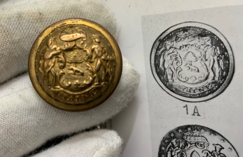 РЕДКОЕ СОСТОЯНИЕ МЕЙН ГЕРБ ПОЗОЛОЧЕННЫЙ ПАЛЬТО КНОПКА 23 мм 1879-90 ALBERT ME 1 RV:5 - Изображение 2 из 4