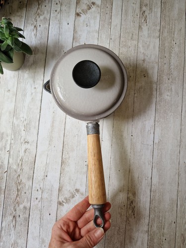 Vintage Small Grey Cast Iron Saucepan Milk Pan With Pouring Lip Wooden Handle - Picture 4 of 12