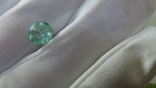 Rare emerald with golden points of pyrite at the bottom Colombian untreated 3 ct - Video 1 of 1