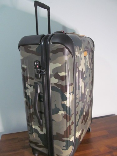 Estuche de transporte TUMI International camuflaje 22", bloqueo TSA lateral rígido, nuevo con etiquetas - Imagen 3 de 16