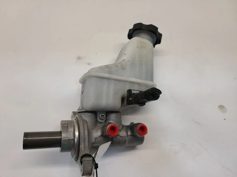 Cilindro maestro de freno KIA SORENTO 2011-2013 2,4 L AT Foto 2 de 4