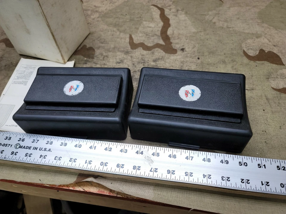 Nuevo en caja Juego dispensador de pañuelos Buick Skylark Riviera Electra parte # 981399 Foto 2 de 4