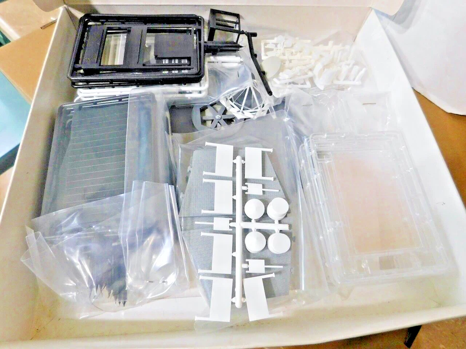 Busch 1000  1/87 HO Smart Car Dealer Showroom Kit W/ Red Smart Roadster  Read - Image 3 of 4