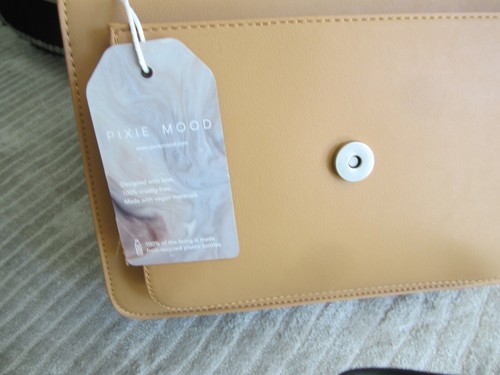 Borsa a tracolla Zoe Vegan di Pixie Mood in Honey-Spring Causebox 2020 RV $75 - Foto 2 di 4