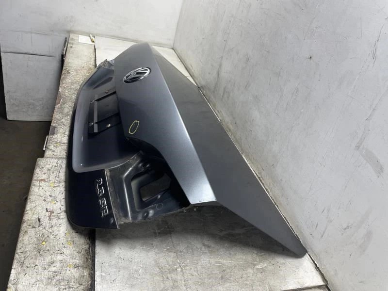 Volkswagen Jetta SE 2011 sedán tapa del maletero trasero portón trasero carcasa gris OEM+ Foto 3 de 4