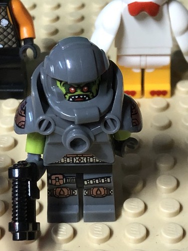 LEGO Minifigure Lot. Evil Robot, Intergalactic Girl, Alien Avenger, Pumpkin Head - Picture 6 of 12