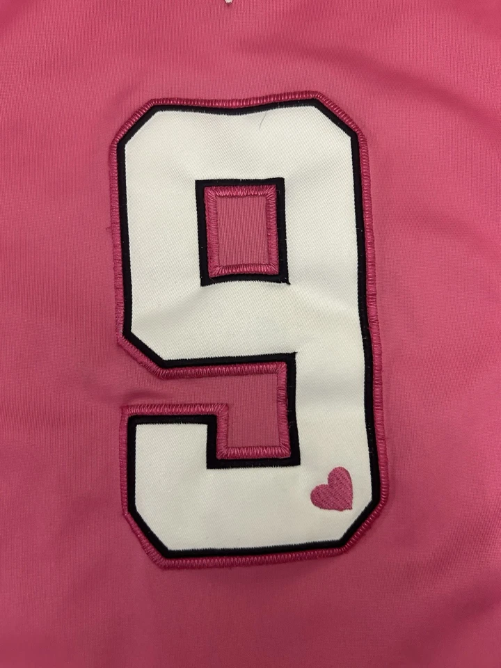 Camiseta Nike Denver Bronco Drew Brees Rosa #9 NFL On Field Feminina Tamanho Pequeno Médio - Imagem 3 de 4