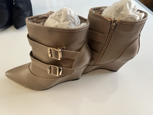 Woman’s Tan Wedge Ankle Boots Size 6 Fur Lined - Picture 3 of 4