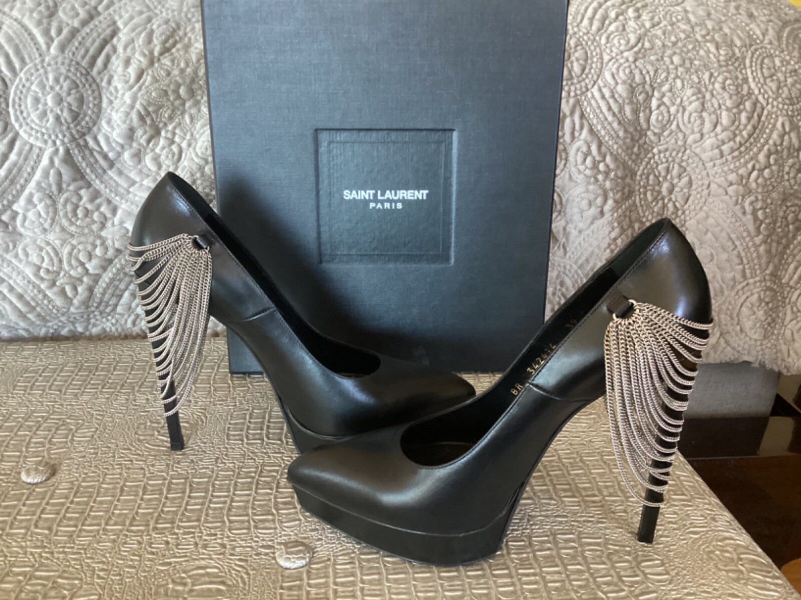 Saint Laurent decolte in pelle nera con dettaglio catena taglia 39