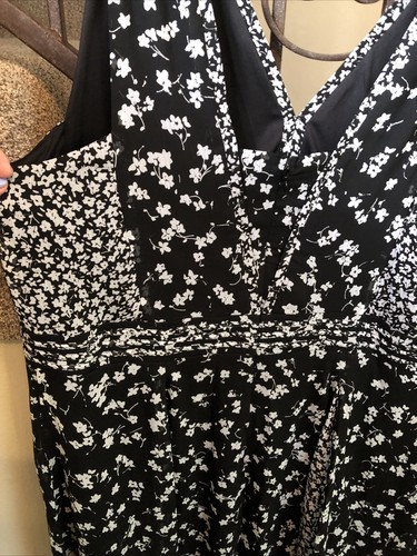 Simply Vera Vera Wang Sleeveless B/W Dress Plus Size 1X V Neck Paneled Front - Picture 6 of 8