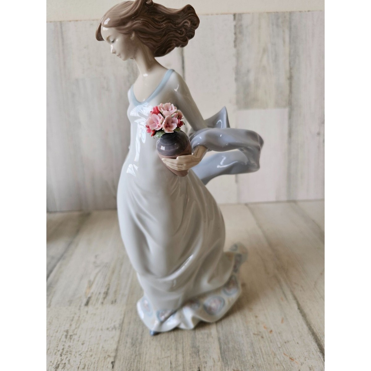 Lladro 8242 reverie moment Utopia 2005 girl pot flower Lladro 8242 reverie moment Utopia 2005 girl pot flower