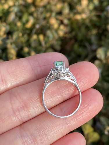 Platinum Green Columbian Emerald and Diamond Ring 4.30 Grams / Size 6 - Picture 6 of 9