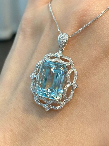 9.26ct Aquamarine with 0.53ct Round GIA Certified VS1 Lab Grown Diamond Necklace - Picture 2 of 6