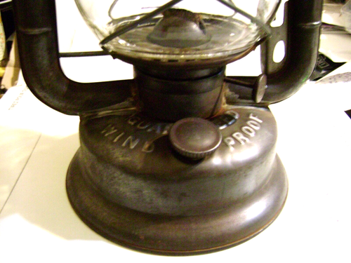 A RARE  "BEACON" LANTERN, GUARANTEED WIND PROOF, IN NEAR MINT CONDITION - Picture 2 of 8