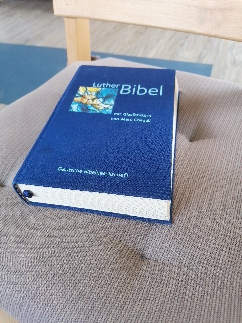 Thumbnail - Lutherbibel Mit Glasfenstern Von Marc Chagall Von Nicht Verfügbar