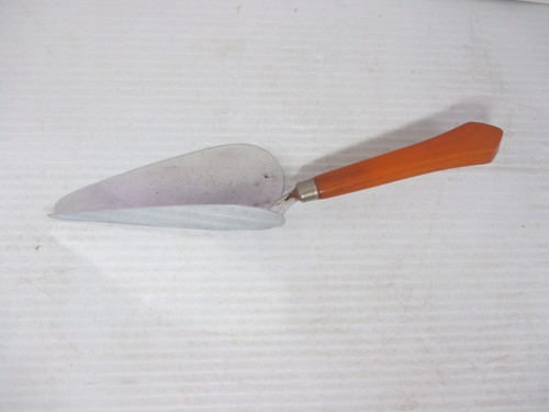 Vtg. Butterscotch BAKELITE Pie Dessert Server 45 Degree Angle Spatula Kitchen - Picture 2 of 12