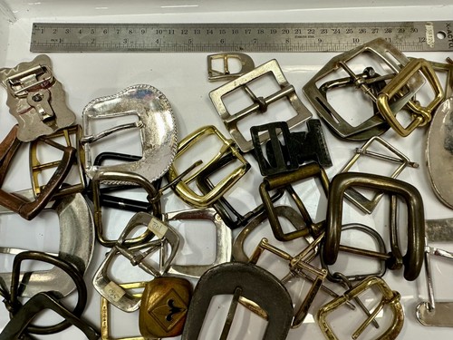 33 Piece Mixed Lot, Grab Bag - Resale Gifts! Vintage & Modern Belt Buckles - Picture 16 of 18