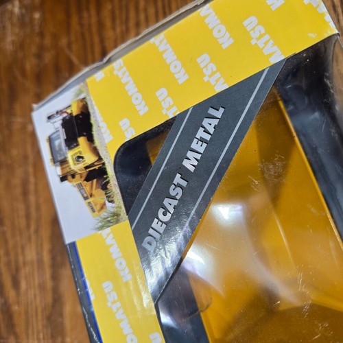 Ertl Komatsu HM400-3 Dump Truck #40061 1:50 Scale Yellow - Picture 4 of 9