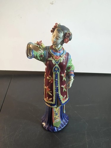 Chinese Wucai Porcelain Ceramic Detailed & Delicate Lady Figurine Sun Flower 12"