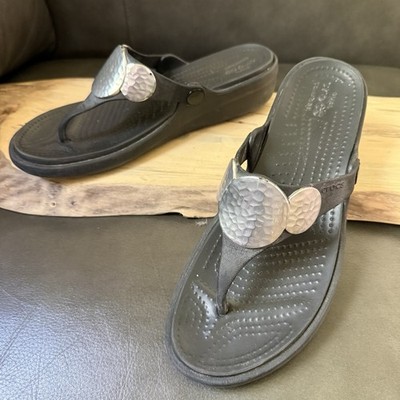 CROCS Slip On Thong Sandals Sz 9 Black Hammered Silver Accent Low Wedge Toe Post