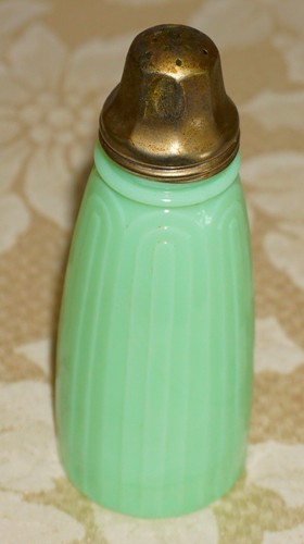 Vintage JADEIT grün gerippter Glasstreuer mit Deckel