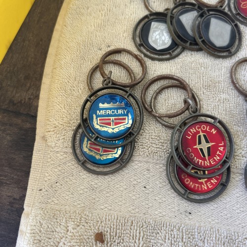 Lot Of 17 Vintage NOS Key Chains Buick Mercury Lincoln Chrysler Oldsmobil Etc - Photo 2 sur 19