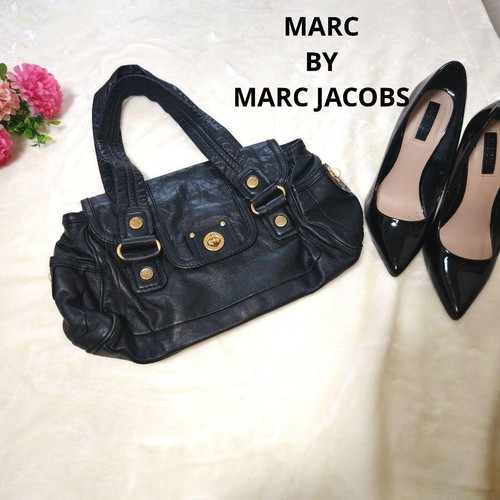 Beliebte Handtasche MARC BY JACOBS schwarz mit Text innen