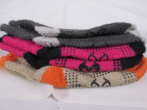 Realtree Ladies Cozy Socks Gift Box 3 Pairs GRIP BOTTOM - Picture 3 of 8