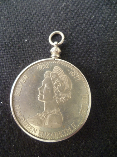 Beautiful 1977 Queen Elizabeth II Silver Jubilee Coin With Chain Mount - LOOK! - Picture 2 of 2