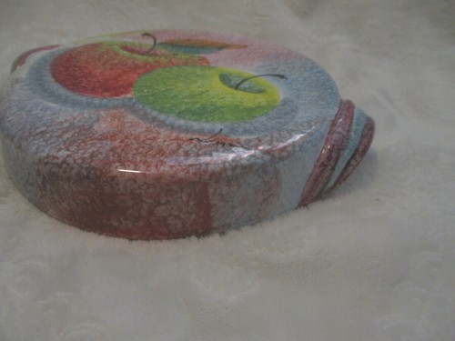 La bodega ~ Tapa redonda de cerámica con asas ~ Hecho en Italia ~ Patrón de manzana ~ 7.5" x 8 7/8 - Imagen 6 de 12
