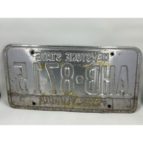 Vintage 1997 Pennsylvania Keystone State License Plate AHB-8715 Navy / Yellow - Bild 2 von 2