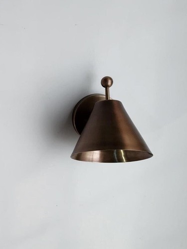 Modernist Brass Wall Lamp – Crafted for Classic Interiors - Picture 4 of 6