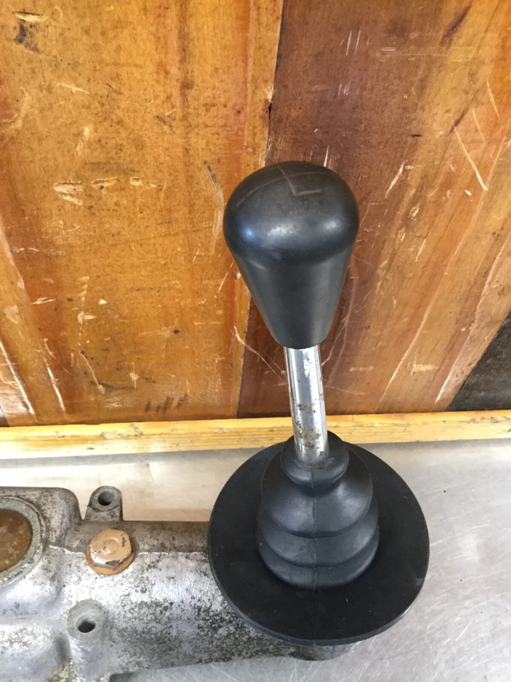 MG MGA • Palanca de cambios original con palanca, bota y perilla, usada. KMG798 Foto 2 de 4