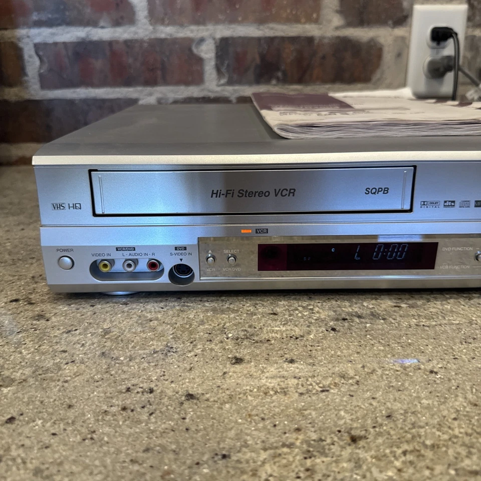 Sansui VRDVD4005 VHS Hi-Fi Reproductor Grabadora DVD Combo VCR Para Piezas Foto 2 de 4