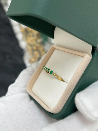 0.45tcw Round Colombian Emerald Stacking Wedding Band 18K Yellow Gold - Picture 5 of 8