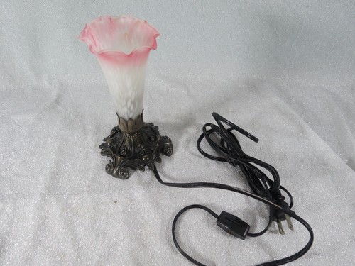 Vintage Tiffany Stil Tulpenlilien Lampe. Weißer und rosa Buntglasschirm.