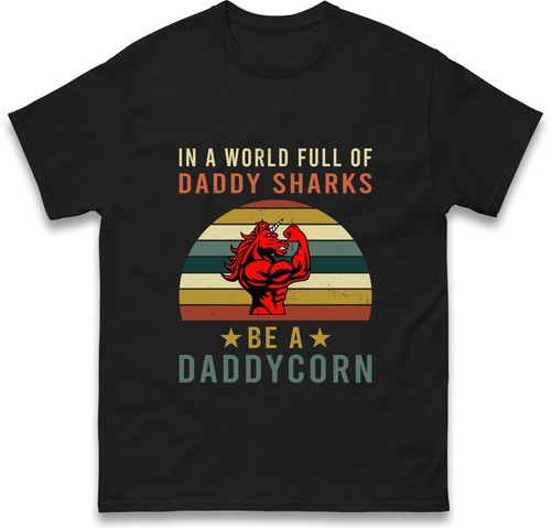 Camiseta divertida In A World Of Daddy Sharks Be A Daddycorn - Imagen 5 de 6