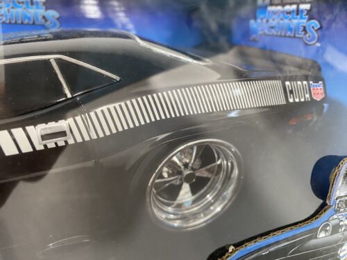 Vintage collectible Muscle Machines 1970 Plymouth Cuda AAR Black 1:18 Diecast - Picture 3 of 12