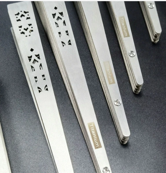 Ventilador plegable de aleación de titanio con ventilador de kung fu de metal hueco estilo chino Foto 2 de 4