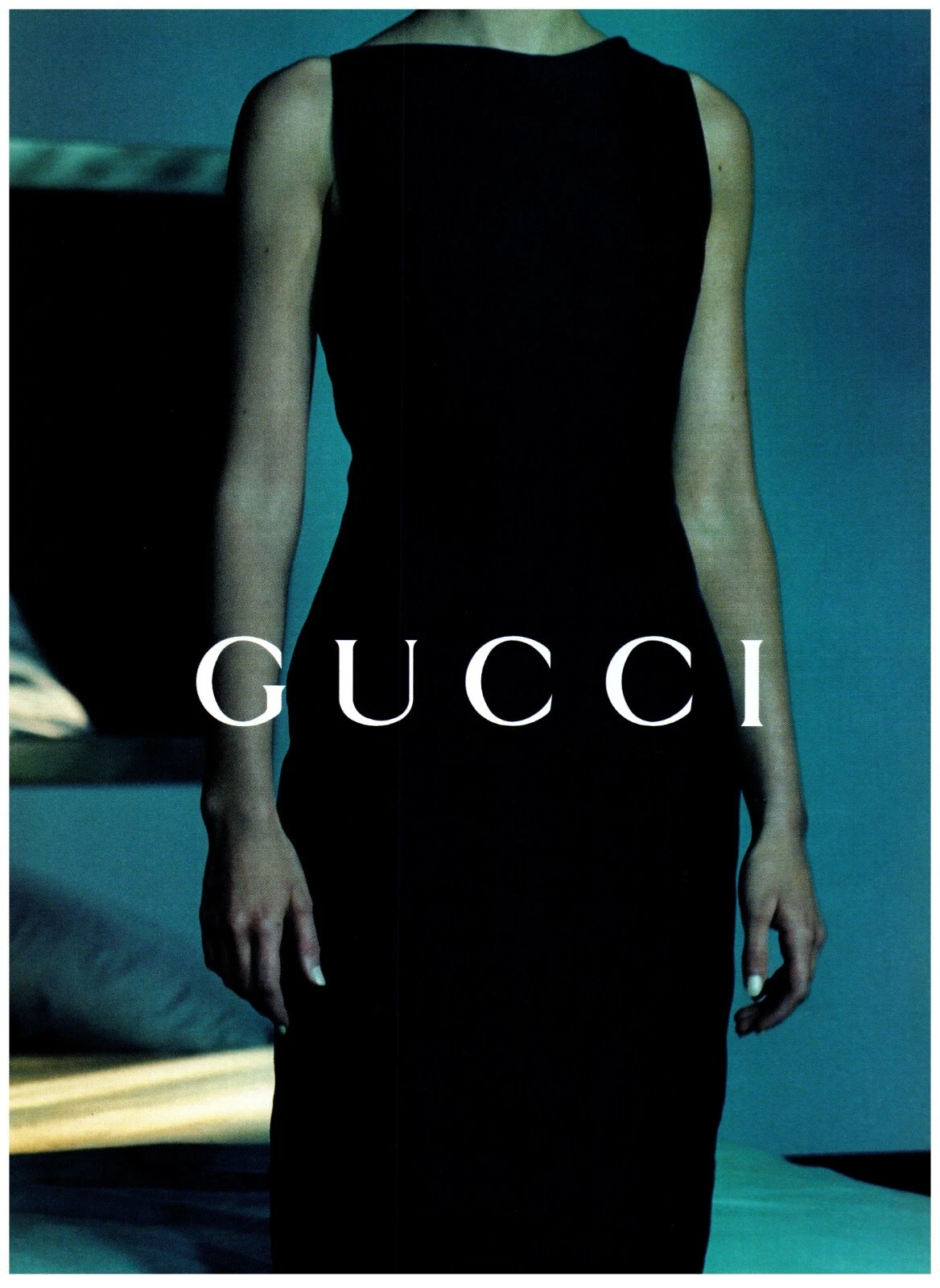 Publicité imprimée Gucci 1998, petite robe noire sablier années 90 modèle corps luxe élégant