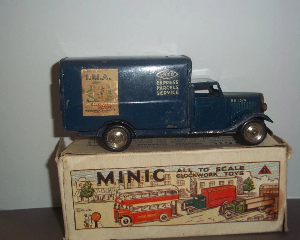 TRI-ANG  MINIC  L.N.E.R BLUE  DELIVERY CLOCKWORK  VAN WITH BOX AND KEY. WORKING. - Image 2 of 4