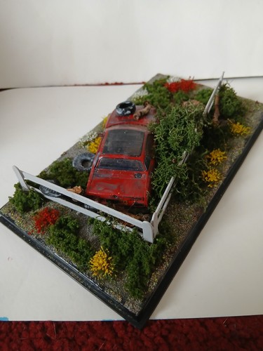 TRIUMPH TR7 BARN FIND DIORAMA 1:43 USED - Picture 4 of 5