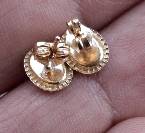 Orecchini in oro giallo traforato 14 kt con perno palo pietra onice nera 4 mm 0,73 g - Foto 5 di 8