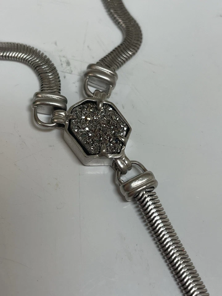 Collar Kendra Scott Plata Vintage Largo Gris Piedra Brillante Foto 2 de 4