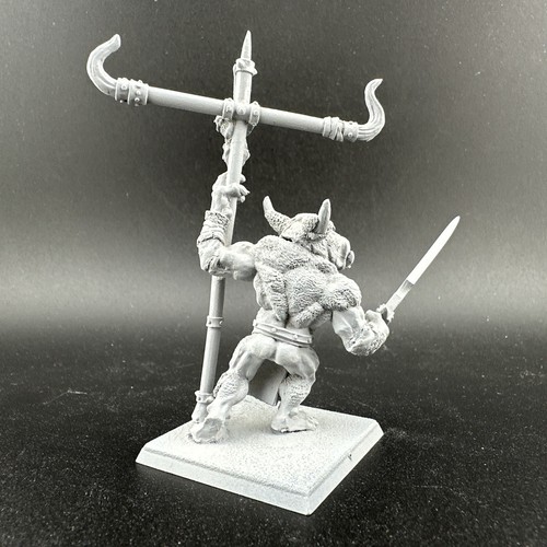 Warhammer Fantasy: Chaos Doombull Minotaur Standard (Metal) 25A1755 - Picture 3 of 5